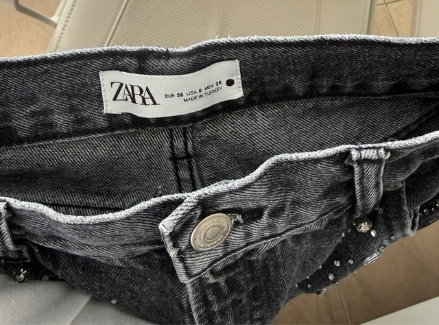 Vaqueros Zara grises con pedrería
