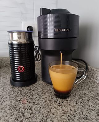 Cafetera Nespresso Vertuo Negra