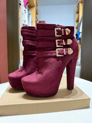 Botas vino tacon alto con hebillas