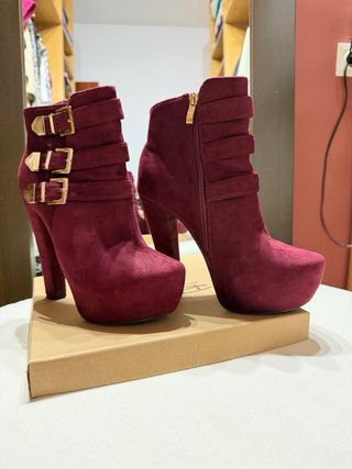 Botas vino tacon alto con hebillas