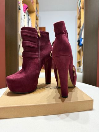 Botas vino tacon alto con hebillas