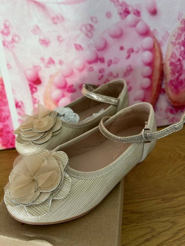 Manoletinas doradas con flor