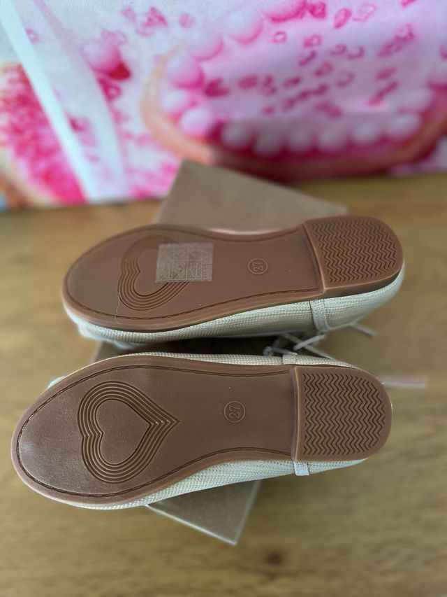 Manoletinas doradas con flor