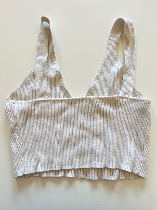 Top de punto beige escote pico