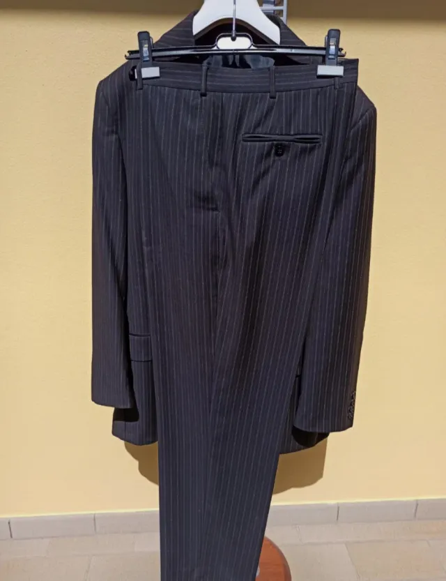 Completo uomo grigio e nero