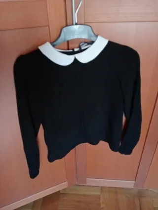 Camisa negra con cuello blanco