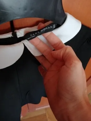 Camisa negra con cuello blanco