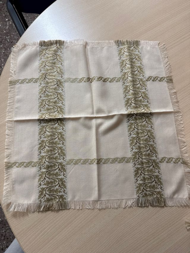 Mantel y servilletas vintage beige y verde