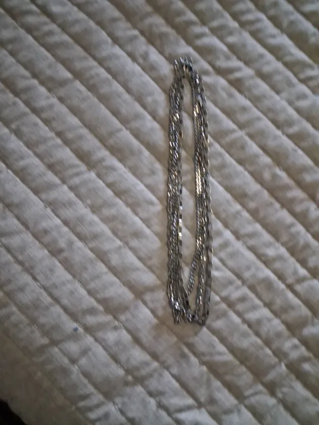 Colgante de acero plateado