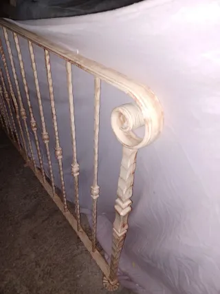 Pasamano de forja con detalle ovalado