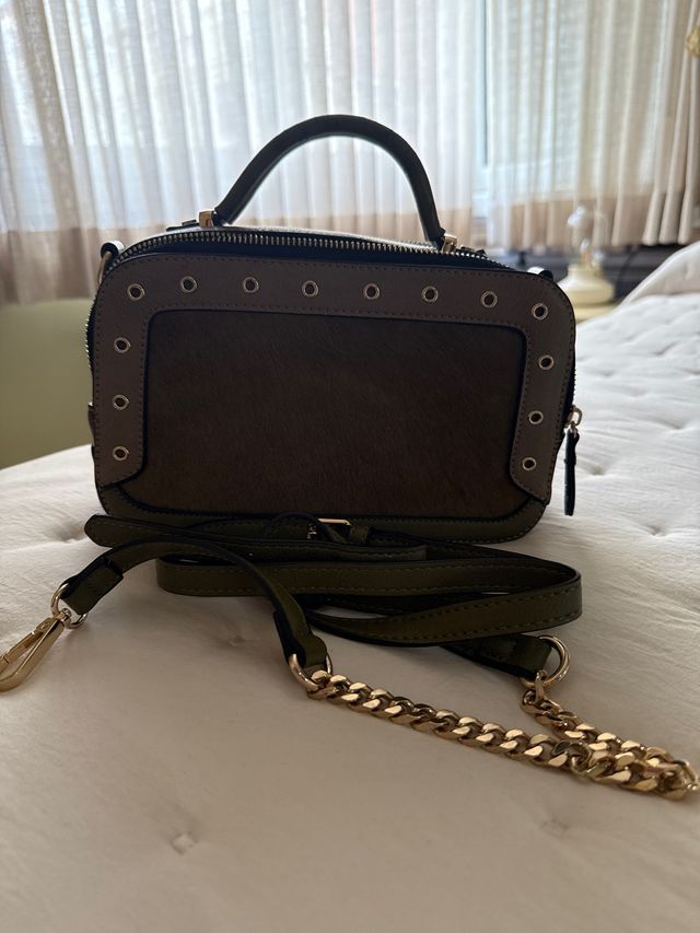 Bolso de piel y pelo verde y dorado