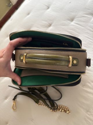 Bolso de piel y pelo verde y dorado