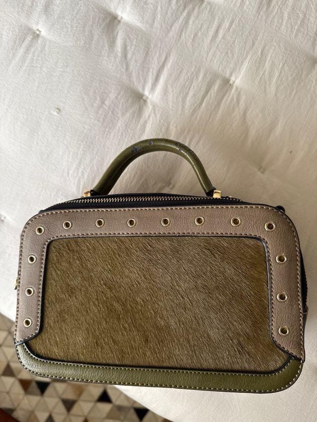 Bolso de piel y pelo verde y dorado