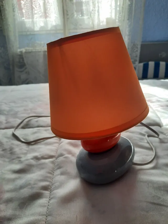 Lámpara de mesilla naranja y gris