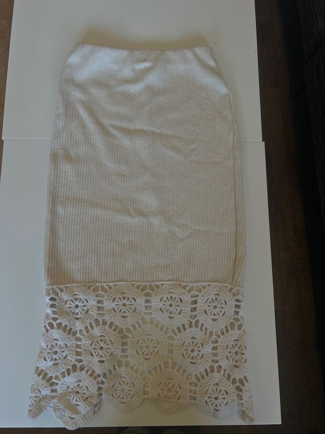 Falda larga beige con crochet