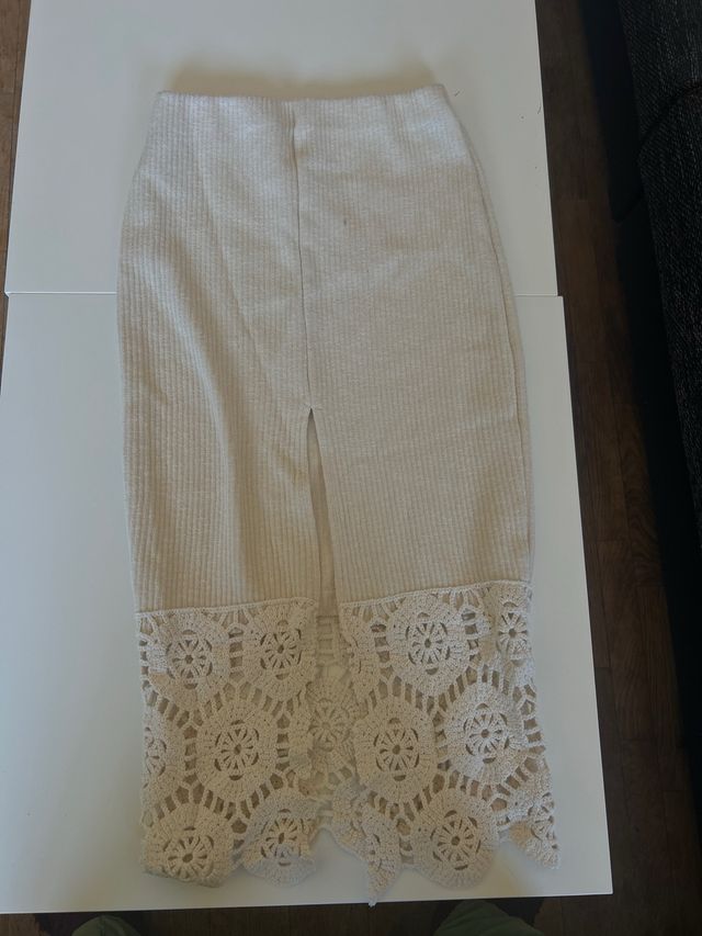 Falda larga beige con crochet
