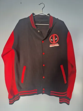 Deadpool chaqueta universitaria