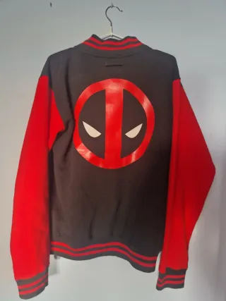 Deadpool chaqueta universitaria