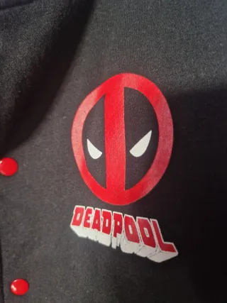 Deadpool chaqueta universitaria