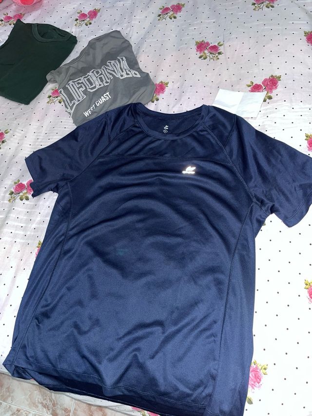 Camiseta azul deportiva