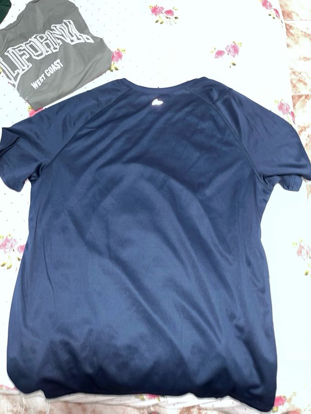 Camiseta azul deportiva