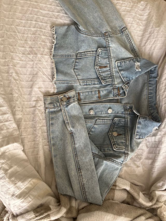 Chaqueta vaquera corta deshilachada