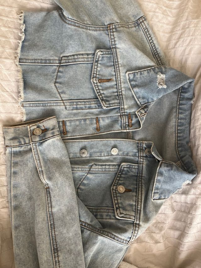 Chaqueta vaquera corta deshilachada