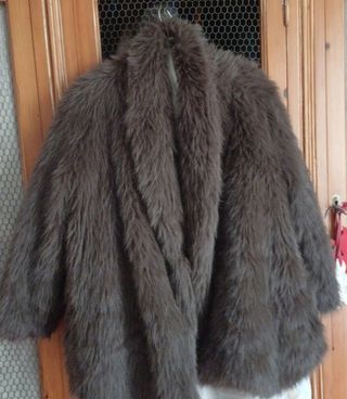 Abrigo imitación pelo marrón/gris
