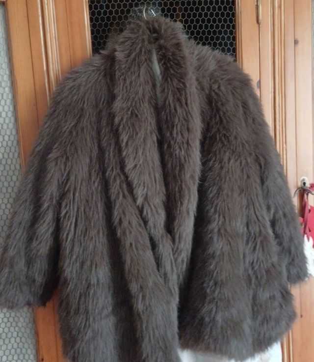 Abrigo imitación pelo marrón/gris