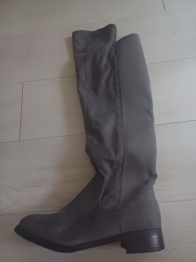 Botas grises altas