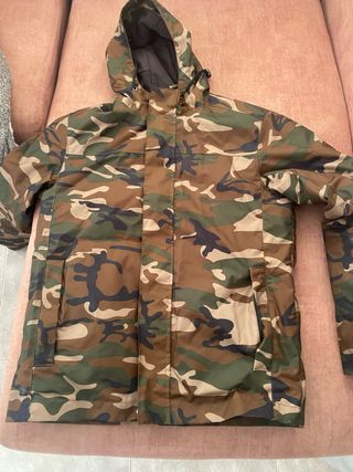 Chaquetón camuflaje con capucha