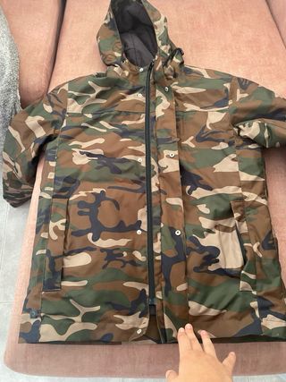 Chaquetón camuflaje con capucha
