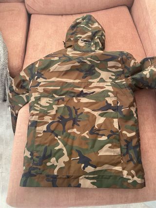 Chaquetón camuflaje con capucha