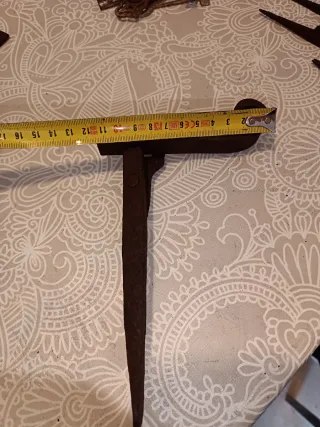 Bisagra puerta antigua de hierro forjado