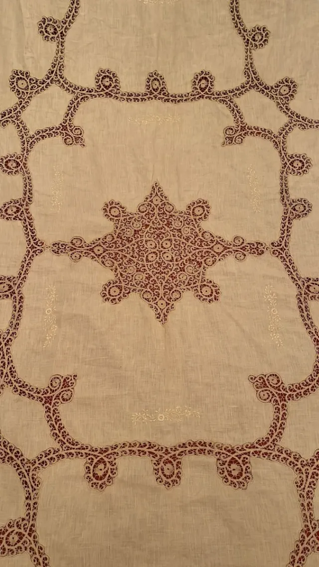 Tenda ricamata Cantù lino misura circa 290x2mt