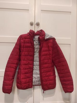 Cazadora de plumas roja y gris