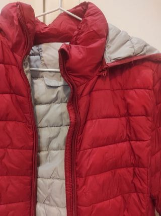 Cazadora de plumas roja y gris