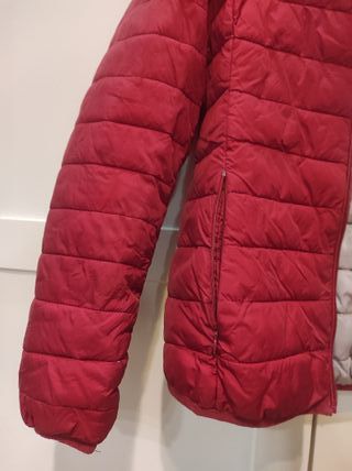 Cazadora de plumas roja y gris