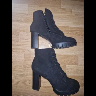 Botines negros de tacón y plataforma.