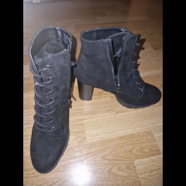 Botines negros de tacón y plataforma.