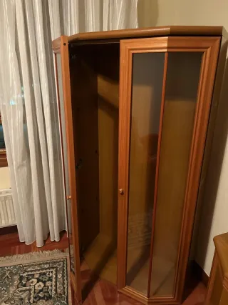 Vitrina de madera castaño con puertas de cristal