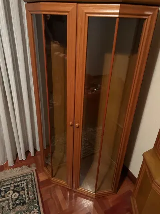Vitrina de madera castaño con puertas de cristal