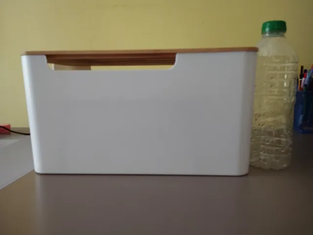 Organizador de cables de bambú y blanco