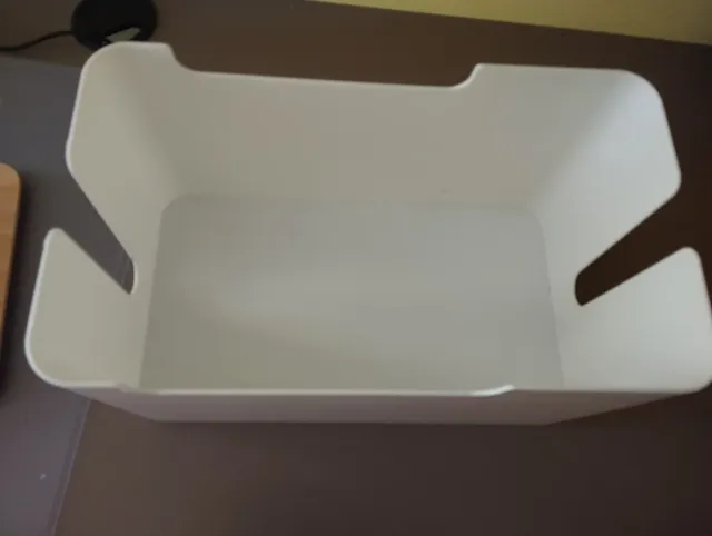 Organizador de cables de bambú y blanco