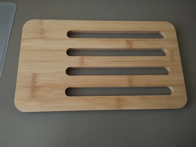 Organizador de cables de bambú y blanco