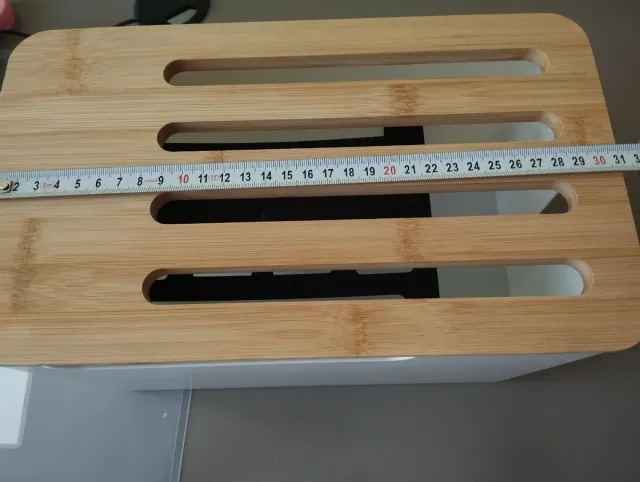 Organizador de cables de bambú y blanco