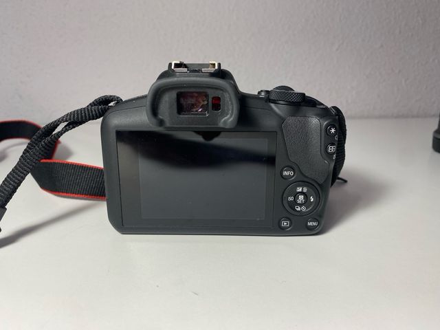 Cámara mirrorless Canon EOS R100 con 2 objetivos