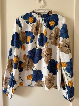 Blusa blanca con estampado floral