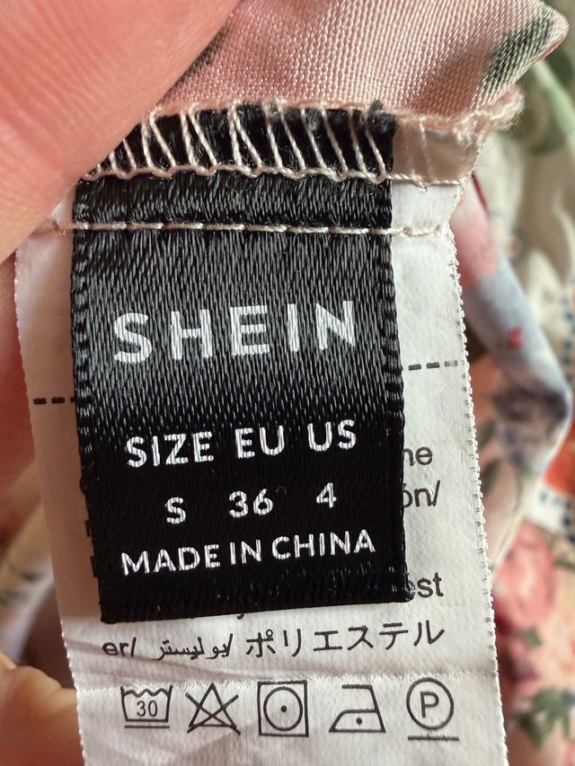 Blusa blanca con estampado floral