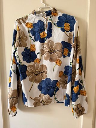 Blusa blanca con estampado floral